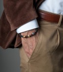 Braccialetto indossato da uomo con pietra di lava, occhio di tigre rosso, paesina, onice satinata